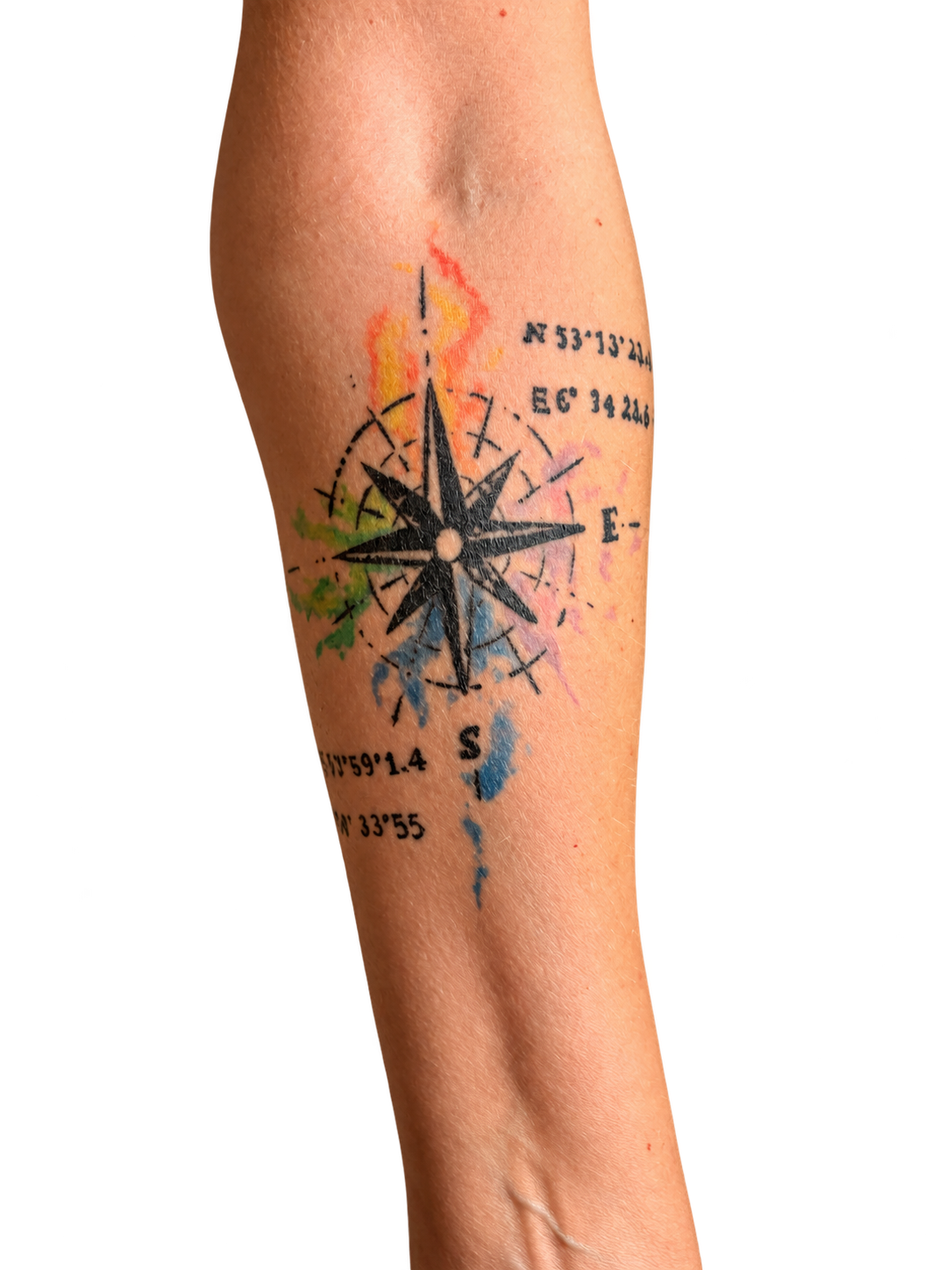 Het oorspronkelijke kompas met aquarelkleuren op Angeliques arm